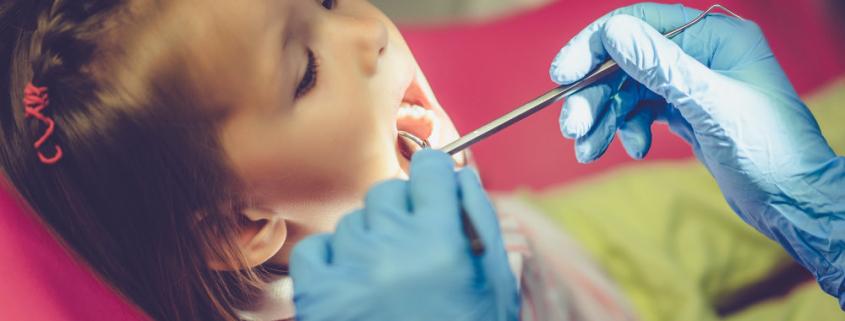 Niña en clinica dental